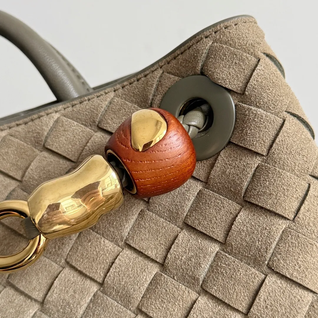 The new Andiamo batch of 3060 BV is shipped‼ ️The classic intercciato weaving process is used to create a soft bag, the metal knot is made of micro-cast aluminum using jewelry technology🪢, and the decorative beads are made of metal and hand-polished oak, allowing you to jump repeatedly between elegance and fun💃, making it unpredictable. Classic and versatile, it shows off your temperament, and the bag has a large capacity, making it very convenient for daily commuting! It has a variety of carrying methods, the shoulder straps can be adjusted by yourself, the original lambskin feels soft and delicate, and the unisex style breaks gender boundaries and brings a more practical and long-lasting use experience. The Andiamo, which has both elegant and casual styles, perfectly interprets the "fashionable old money style". Style number: 743568+wood hardware Color: suede cypress green Size: 25*22*10.5cm